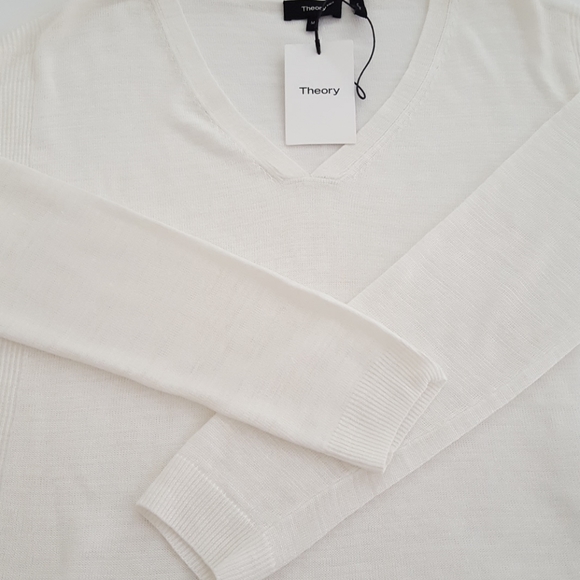 THEORY NWT Larlissa Lightweight V-Neck Swe… - Picture 3 of 15